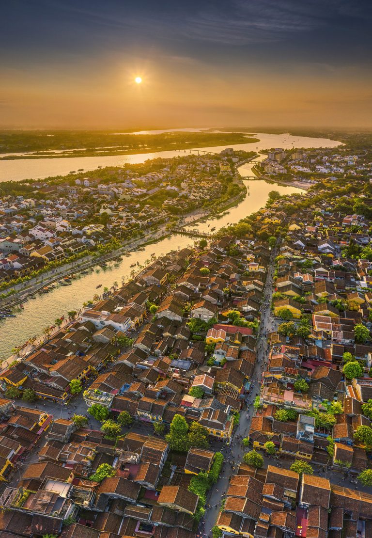 Những m&amp;atilde;i nh&amp;agrave; xếp san s&amp;aacute;t nhau trong l&amp;ograve;ng phố cổ