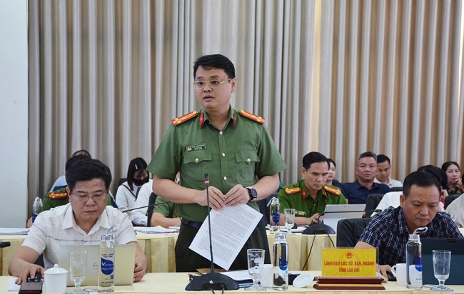 Thượng t&amp;aacute; Trần Viết Phương - Ph&amp;oacute; Gi&amp;aacute;m đốc C&amp;ocirc;ng an tỉnh giải đ&amp;aacute;p một số &amp;yacute; kiến, vướng mắc của c&amp;aacute;c doanh nghiệp du lịch. Đồng ch&amp;iacute; cho biết hiện nay c&amp;aacute;c quy định về ph&amp;ograve;ng ch&amp;aacute;y, chữa ch&amp;aacute;y li&amp;ecirc;n quan đến nhiều bộ, ng&amp;agrave;nh hướng dẫn v&amp;agrave; c&amp;oacute; những bất cập nhất định cần điều chỉnh, bổ sung ph&amp;ugrave; hợp với điều kiện, t&amp;igrave;nh h&amp;igrave;nh thực tế...