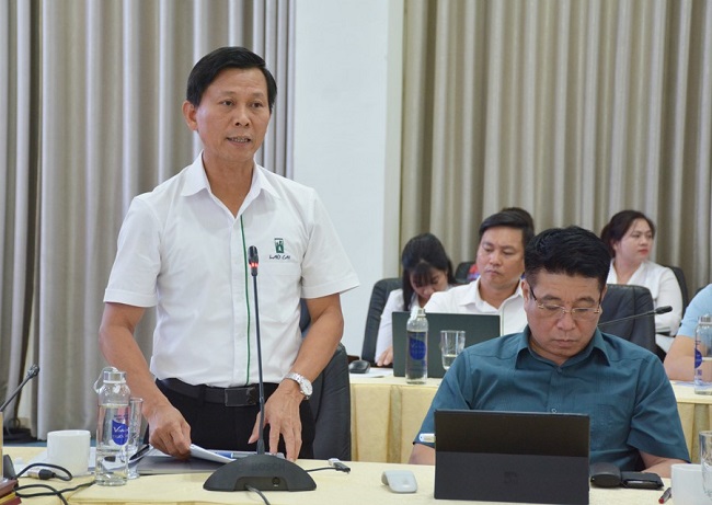 Đồng ch&amp;iacute; H&amp;agrave; Văn Thắng - Gi&amp;aacute;m đốc Sở Du lịch giải đ&amp;aacute;p c&amp;aacute;c nội dung thuộc lĩnh vực phụ tr&amp;aacute;ch; đồng thời đề xuất tỉnh cho ph&amp;eacute;p th&amp;agrave;nh lập Tổ c&amp;ocirc;ng t&amp;aacute;c hỗ trợ về du lịch để giải quyết từng vấn đề c&amp;ograve;n vướng mắc, kh&amp;oacute; khăn đối với c&amp;aacute;c doanh nghiệp du lịch; hướng tới mục ti&amp;ecirc;u x&amp;acirc;y dựng du lịch L&amp;agrave;o Cai &amp;ldquo;Xanh - Th&amp;ocirc;ng minh - Bản sắc văn h&amp;oacute;a&amp;rdquo;