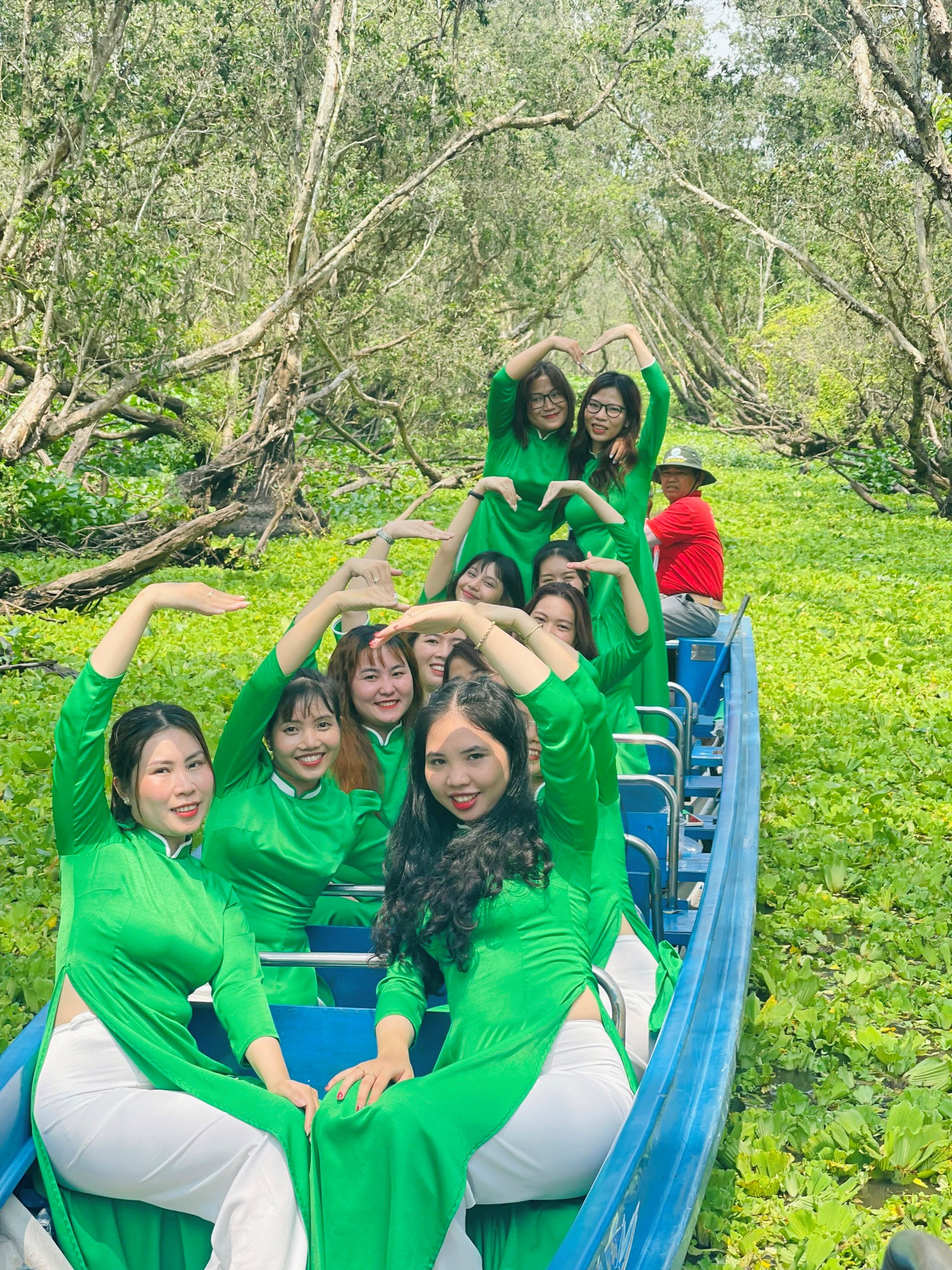 Hội chị em x&amp;uacute;ng x&amp;iacute;nh &amp;aacute;o d&amp;agrave;i say sưa sống ảo