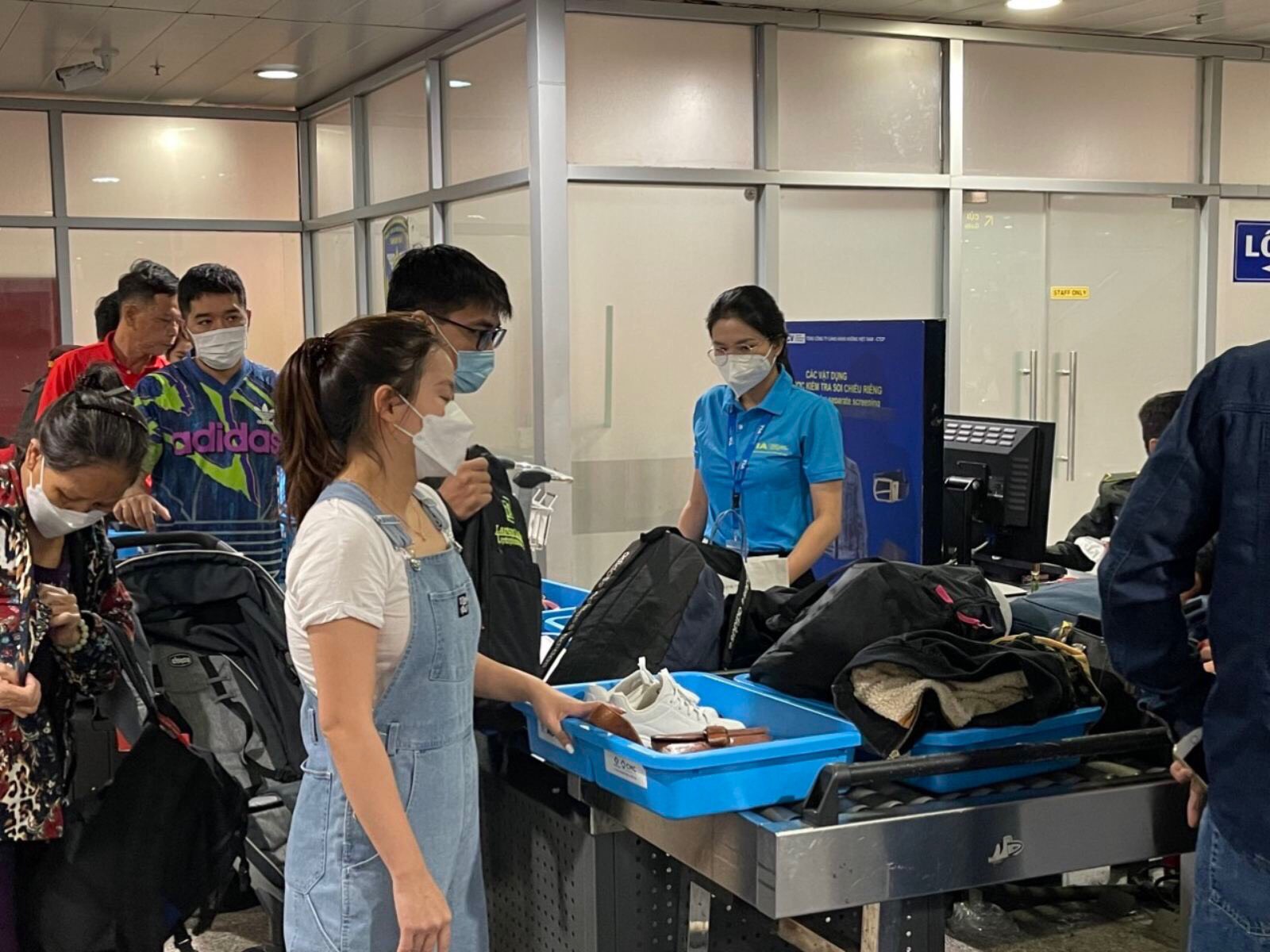Đo&amp;agrave;n thanh ni&amp;ecirc;n hỗ trợ h&amp;agrave;nh kh&amp;aacute;ch