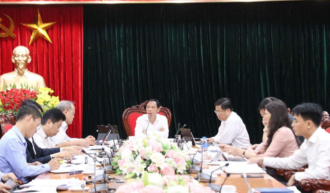 Chủ tịch UBND tỉnh H&amp;ograve;a B&amp;igrave;nh B&amp;ugrave;i Văn Kh&amp;aacute;nh chủ tr&amp;igrave; cuộc họp.