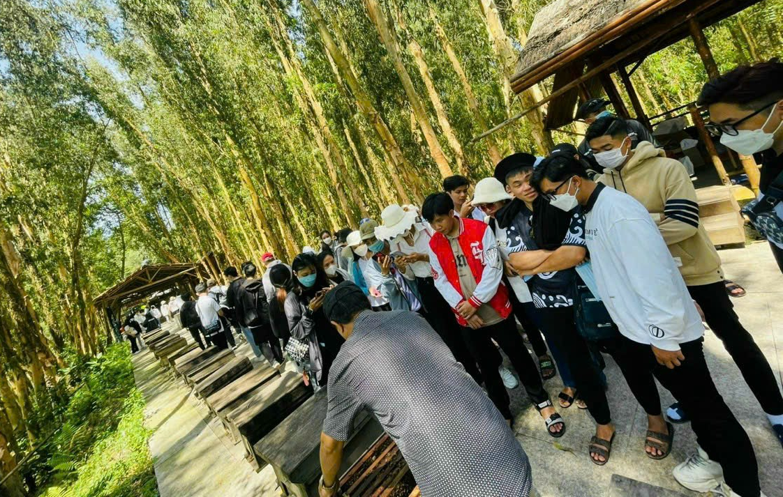 Học sinh lắng nghe giới thiệu về quy tr&amp;igrave;nh l&amp;agrave;m mật ong