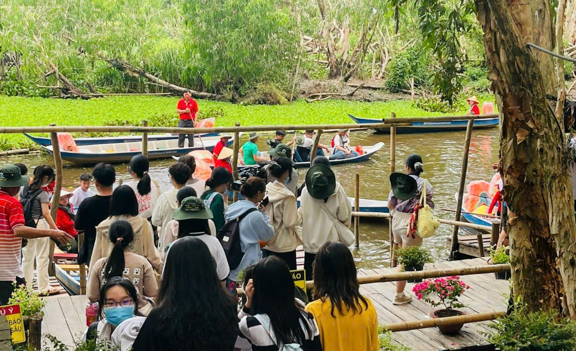 C&amp;aacute;c bạn nhỏ hăng h&amp;aacute;i l&amp;ecirc;n thuyền