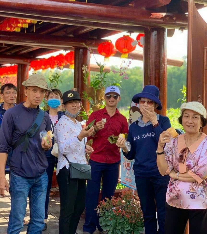 Thực kh&amp;aacute;ch vui vẻ d&amp;ugrave;ng tiệc buffet b&amp;aacute;nh d&amp;acirc;n gian