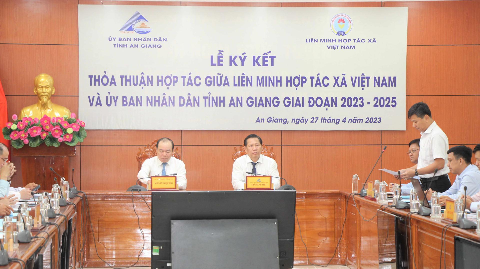 Chủ tịch Li&amp;ecirc;n minh Hợp t&amp;aacute;c x&amp;atilde; Việt Nam Nguyễn Ngọc Bảo v&amp;agrave; Ph&amp;oacute; Chủ tịch UBND tỉnh An Giang Trần Anh Thư chủ tr&amp;igrave; Lễ k&amp;yacute; kết