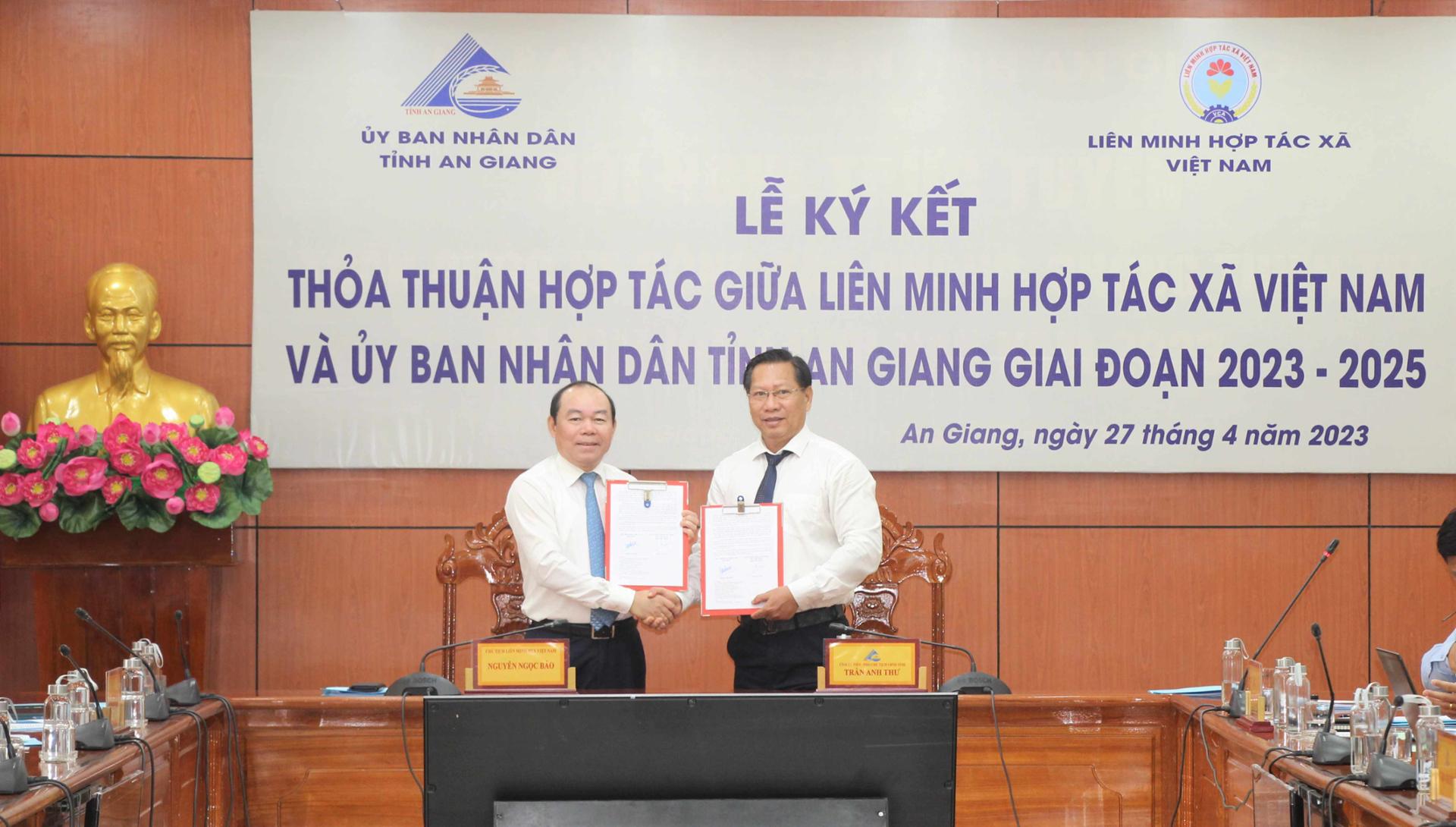 Chủ tịch Li&amp;ecirc;n minh Hợp t&amp;aacute;c x&amp;atilde; Việt Nam Nguyễn Ngọc Bảo v&amp;agrave; Ph&amp;oacute; Chủ tịch UBND tỉnh Trần Anh Thư k&amp;yacute; kết thỏa thuận hợp t&amp;aacute;c