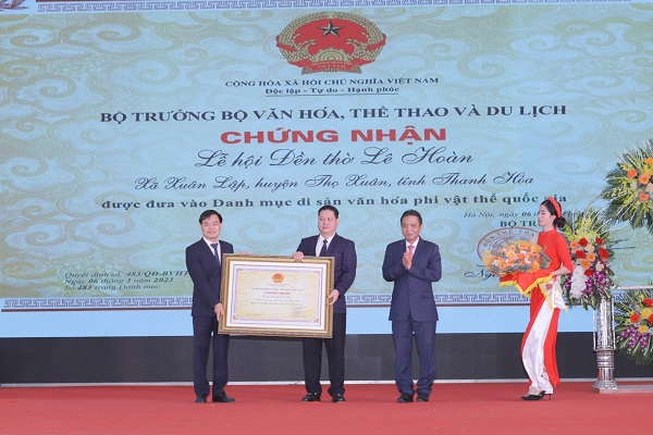 &amp;Ocirc;ng Ho&amp;agrave;ng Đạo Cương, Thứ trưởng Bộ Văn h&amp;oacute;a, Thể thao v&amp;agrave; Du lịch trao bằng c&amp;ocirc;ng nhận Di sản văn h&amp;oacute;a phi vật thể Quốc gia - Lễ hội đền thờ L&amp;ecirc; Ho&amp;agrave;n cho tỉnh Thanh H&amp;oacute;a