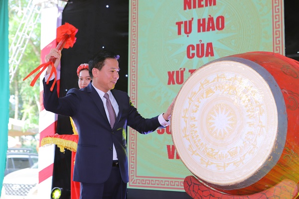 B&amp;iacute; thư Tỉnh ủy Thanh H&amp;oacute;a Đỗ Trọng Hưng đ&amp;aacute;nh trống khai hội Lễ hội đền thờ L&amp;ecirc; Ho&amp;agrave;n năm 2023