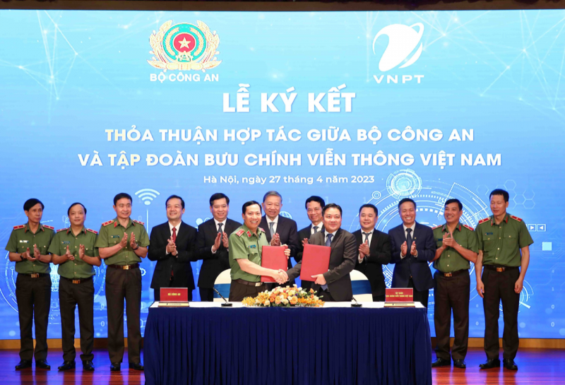 ẢĐại diện L&amp;atilde;nh đạo Bộ C&amp;ocirc;ng an v&amp;agrave; đại diện Tập đo&amp;agrave;n VNPT thực hiện k&amp;yacute; kết thỏa hợp t&amp;aacute;c