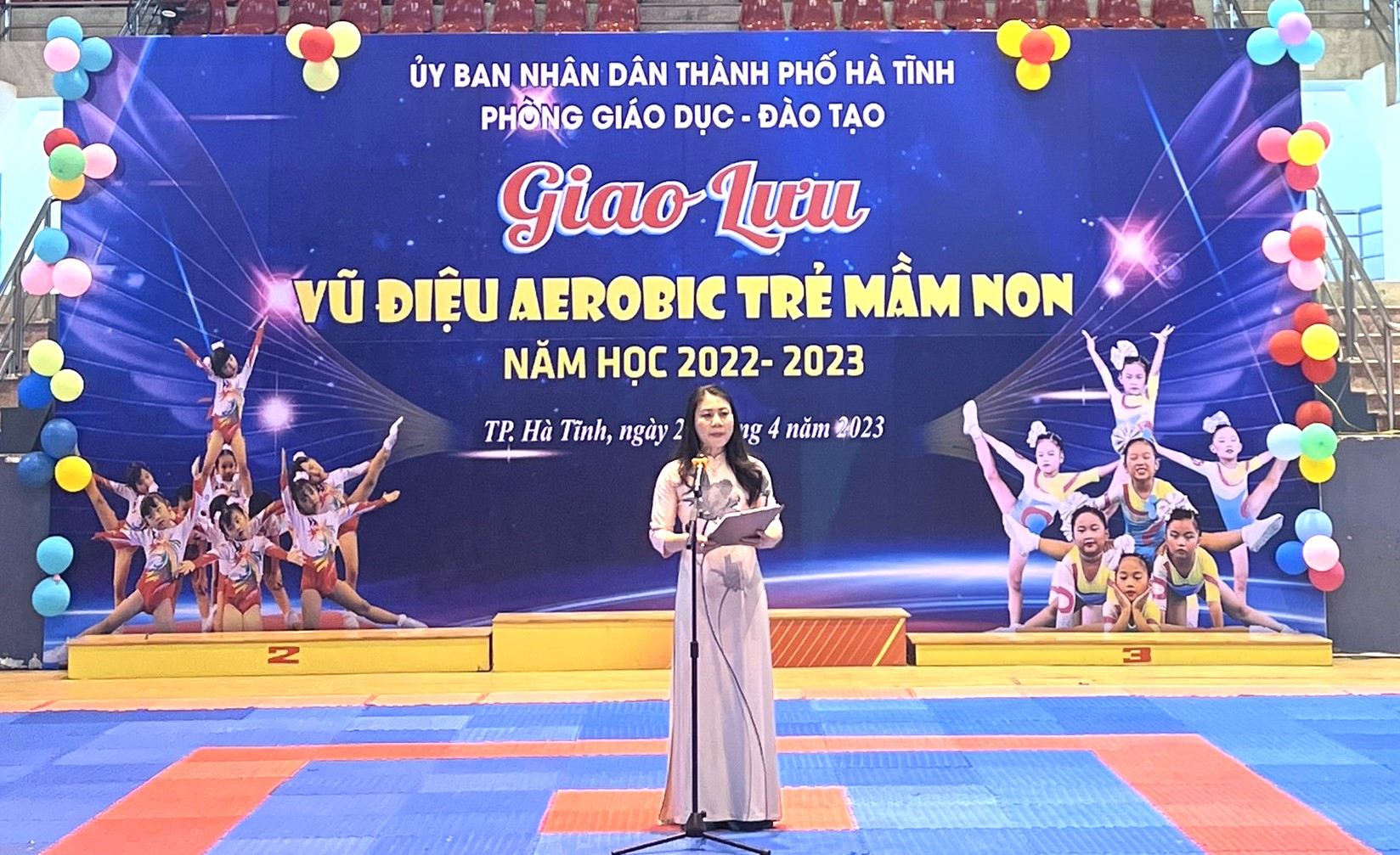 B&amp;agrave; Trần Thị Thủy Nga - Th&amp;agrave;nh ủy vi&amp;ecirc;n, Trưởng ph&amp;ograve;ng Gi&amp;aacute;o dục v&amp;agrave; Đ&amp;agrave;o tạo TP. H&amp;agrave; Tĩnh ph&amp;aacute;t biểu tại buổi giao lưu