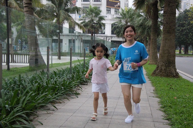 Mẹ v&amp;agrave; b&amp;eacute; c&amp;ugrave;ng tham gia Giải chạy Natrumax Run 2023