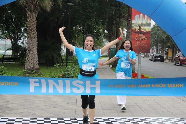 Khoảnh khắc đầy tự h&amp;agrave;o khi về đ&amp;iacute;ch tại giải chạy Natrumax Run 2023 của TGĐ Nguyễn Mai