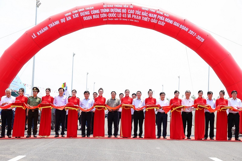 Sau 1000 ng&amp;agrave;y đ&amp;ecirc;m thi c&amp;ocirc;ng 99km đường cao tốc đoạn Từ Phan Thiết - Dầu Gi&amp;acirc;y đ&amp;atilde; được th&amp;ocirc;ng xe