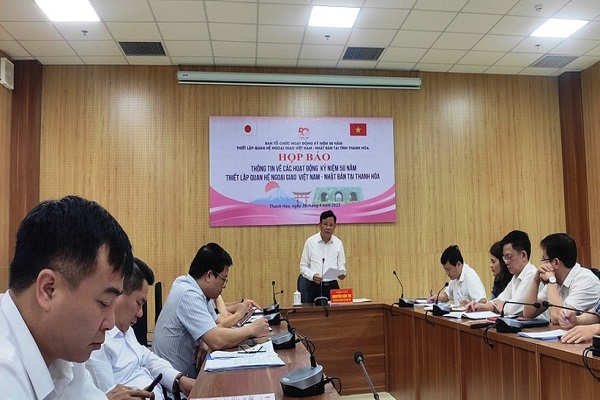 &amp;Ocirc;ng Nguyễn Văn Thi, Ph&amp;oacute; chủ tịch Thường trực UBND tỉnh Thanh H&amp;oacute;a, chủ tr&amp;igrave; hội nghị