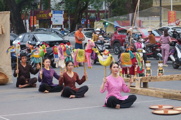 Đo&amp;agrave;n Nghệ thuật M&amp;uacute;a rối Hải Ph&amp;ograve;ng khẩn trương tập luyện tham gia Li&amp;ecirc;n hoan.