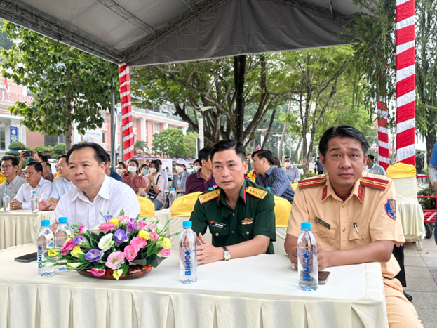 &amp;Ocirc;ng Nguyễn Văn Đ&amp;ocirc;ng - Ủy vi&amp;ecirc;n Ban Thường vụ Tỉnh ủy, B&amp;iacute; thư Th&amp;agrave;nh ủy Thủ Dầu Một v&amp;agrave; c&amp;aacute;c đại biểu dự Lễ khai mạc