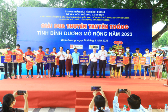 &amp;Ocirc;ng Nguyễn Văn Lợi - Ủy vi&amp;ecirc;n Trung ương Đảng, B&amp;iacute; thư Tỉnh ủy, Trưởng Đo&amp;agrave;n đại biểu quốc hội tỉnh, c&amp;ugrave;ng c&amp;aacute;c đại biểu trao cờ lưu niệm v&amp;agrave; hoa cho c&amp;aacute;c đội tham dự giải.