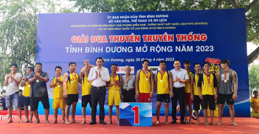 &amp;Ocirc;ng Cao Văn Ch&amp;oacute;ng -PGĐ Sở VHTTDL v&amp;agrave; &amp;ocirc;ng Trần Bảo L&amp;acirc;m-PCT UBND TP Thủ Dầu Một trao thưởng cho đội Dầu Tiếng (đạt hạng nhất nội dung 500m)