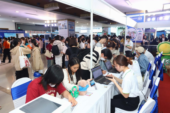 UEH SHARING - CAREER FAIR 2024 kết nối 5000 cơ hội việc làm