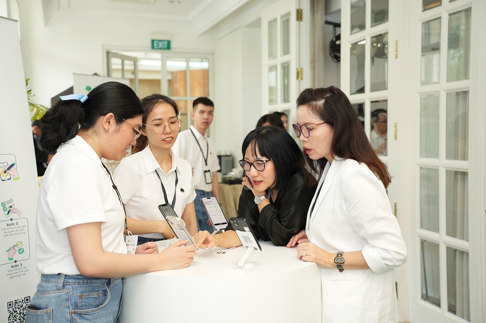 Kh&amp;aacute;ch h&amp;agrave;ng đang trải nghiệm c&amp;aacute;c t&amp;iacute;nh năng mới của app CUB