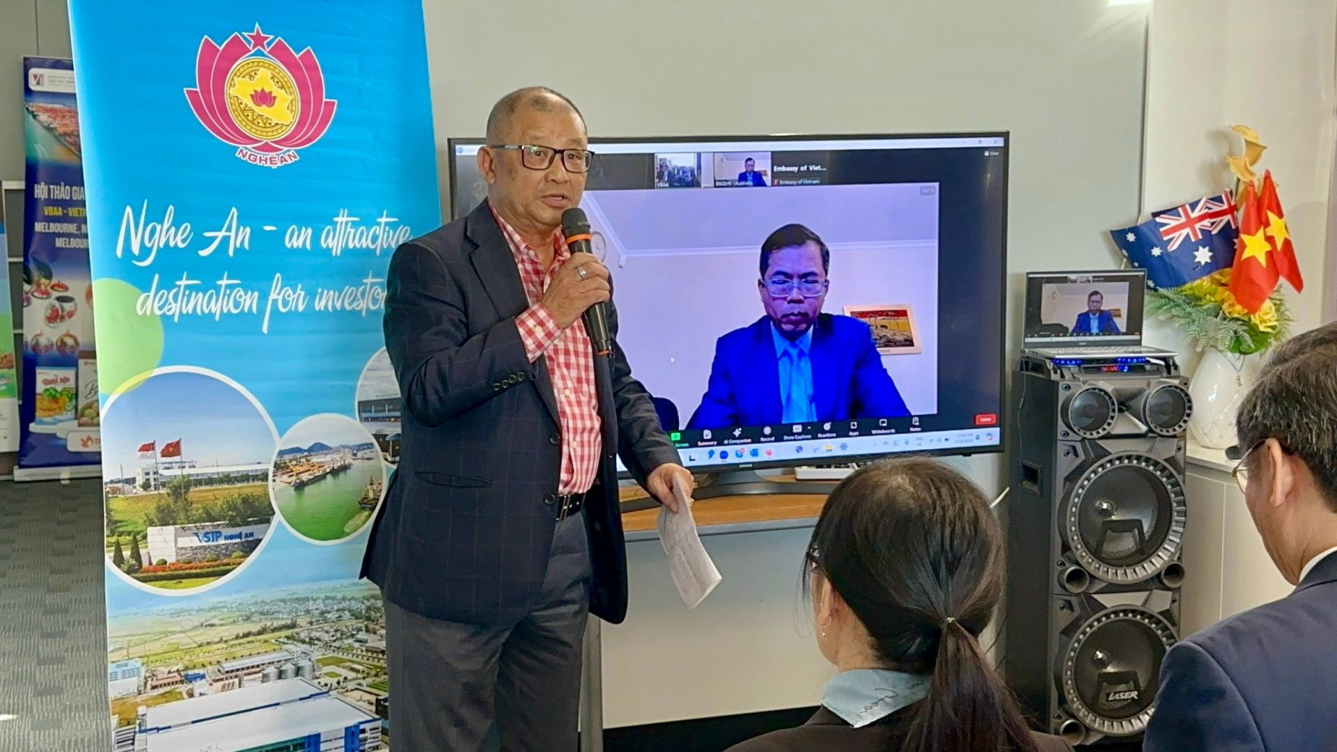Đại sứ Phạm H&amp;ugrave;ng T&amp;acirc;m v&amp;agrave; &amp;ocirc;ng Trần B&amp;aacute; Ph&amp;uacute;c - Chủ tịch Hội Doanh nh&amp;acirc;n Việt Nam tại Australia ph&amp;aacute;t biểu