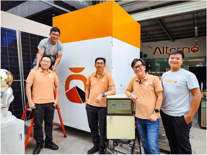 Đội ngũ Alternō tại nh&amp;agrave; m&amp;aacute;y sản xuất pin c&amp;aacute;t. Ảnh: NVCC