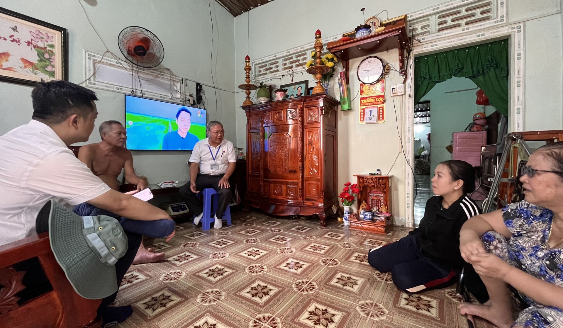 L&amp;atilde;nh đạo ch&amp;iacute;nh quyền quan t&amp;acirc;m thăm hỏi, động vi&amp;ecirc;n c&amp;aacute;c hộ gia đ&amp;igrave;nh trong diện bị thu hồi đất c&amp;oacute; điều kiện ho&amp;agrave;n cảnh kh&amp;oacute; khăn, gia đ&amp;igrave;nh ch&amp;iacute;nh s&amp;aacute;ch, người c&amp;oacute; c&amp;ocirc;ng, gia đ&amp;igrave;nh gi&amp;agrave; cả, neo đơn...