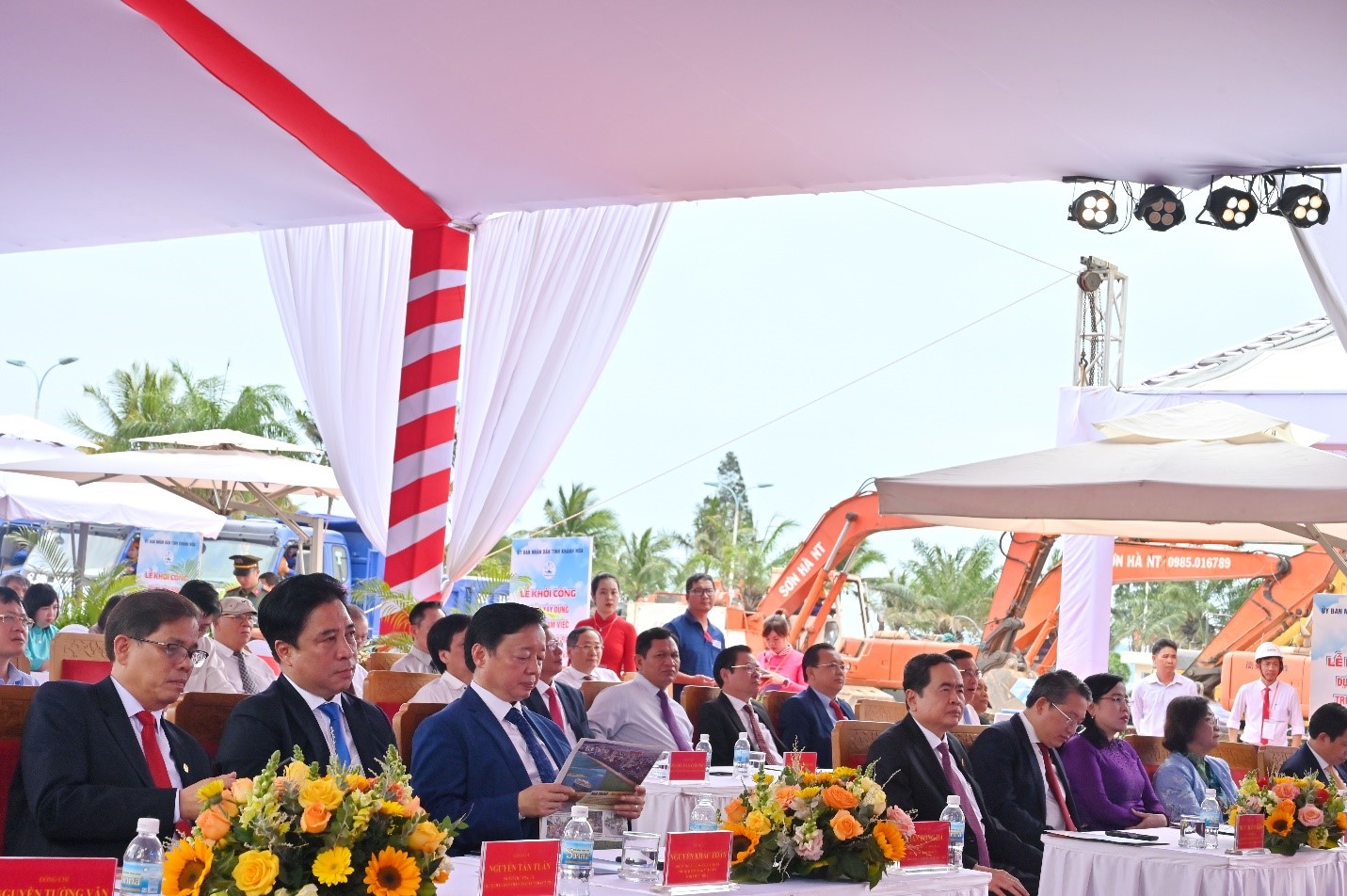 C&amp;aacute;c ĐC đại diện l&amp;atilde;nh đạo Đảng, Nh&amp;agrave; Nước TW v&amp;agrave; địa phương dự lễ khởi c&amp;ocirc;ng  (B&amp;igrave;a tr&amp;aacute;i qua) &amp;ocirc;ng Nguyễn Tấn Tu&amp;acirc;n Chủ tịch UBND tỉnh Kh&amp;aacute;nh H&amp;ograve;a; &amp;ocirc;ng Nguyễn Khắc To&amp;agrave;n, Ph&amp;oacute; b&amp;iacute; thư Thường trực Tỉnh ủy, Chủ tịch HĐND tỉnh Kh&amp;aacute;nh H&amp;ograve;a; &amp;ocirc;ng Trần Hồng H&amp;agrave;, Ph&amp;oacute; Thủ tướng Ch&amp;iacute;nh phủ; &amp;ocirc;ng Trần Thanh Mẫn, Ủy vi&amp;ecirc;n Bộ Ch&amp;iacute;nh trị, Ph&amp;oacute; chủ tịch Thường trực Quốc hội; &amp;ocirc;ng Nguyễn Hải Ninh B&amp;iacute; Thư Tỉnh Ủy Kh&amp;aacute;nh H&amp;ograve;a .