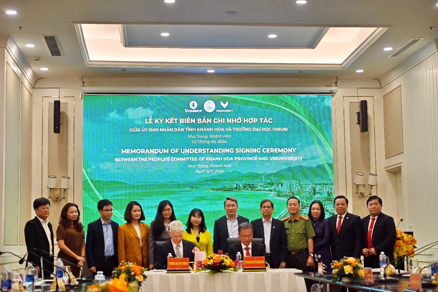 Đại diện L&amp;atilde;nh đạo tỉnh Kh&amp;aacute;nh H&amp;ograve;a v&amp;agrave; Trường Đại học VinUni c&amp;ugrave;ng k&amp;yacute; kết bi&amp;ecirc;n bản ghi nhớ hợp t&amp;aacute;c