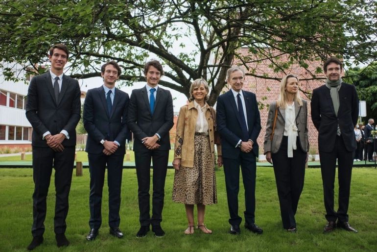 &amp;Ocirc;ng Bernard Arnault b&amp;ecirc;n vợ v&amp;agrave; 5 người con (Ảnh: BI).
