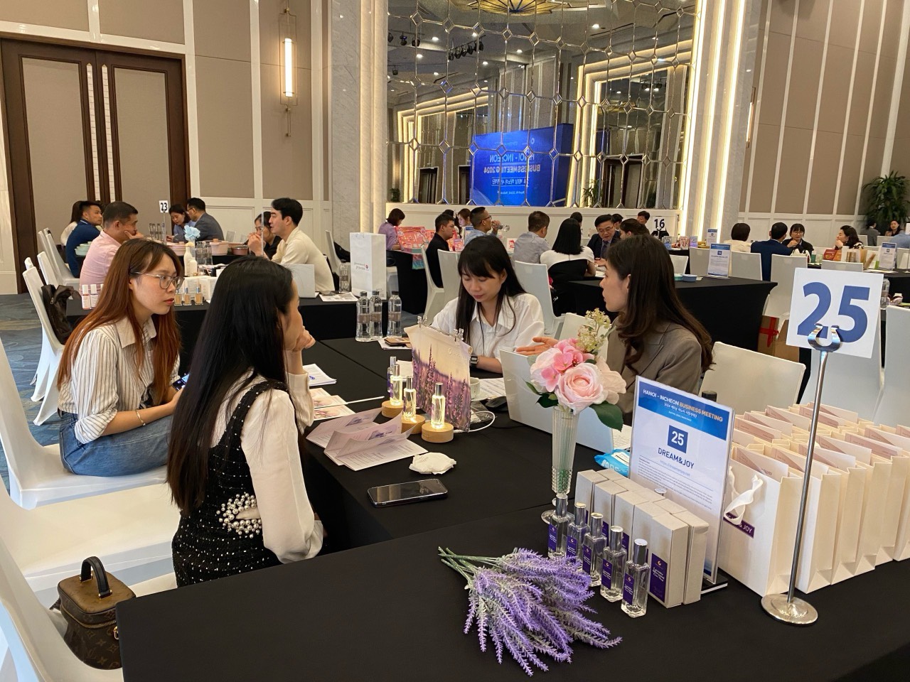 Giao thương Đo&amp;agrave;n Doanh nghiệp Th&amp;agrave;nh phố Incheon-H&amp;agrave;n Quốc tại H&amp;agrave; Nội ng&amp;agrave;y 04.04.2024.