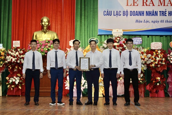 L&amp;atilde;nh đạo Hội Doanh nh&amp;acirc;n trẻ tỉnh Thanh Ho&amp;aacute; trao quyết đinh th&amp;agrave;nh lập C&amp;acirc;u lạc bộ Doanh nh&amp;acirc;n trẻ huyện Hậu Lộc