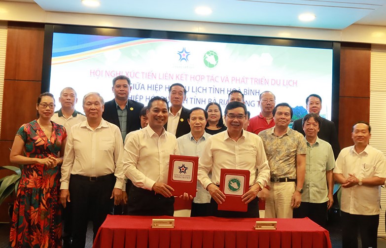 C&amp;aacute;c đại biểu chứng kiến lễ k&amp;yacute; kết hợp t&amp;aacute;c v&amp;agrave; ph&amp;aacute;t triển du lịch 2 tỉnh Ho&amp;agrave; B&amp;igrave;nh v&amp;agrave; B&amp;agrave; Rịa - Vũng T&amp;agrave;u.