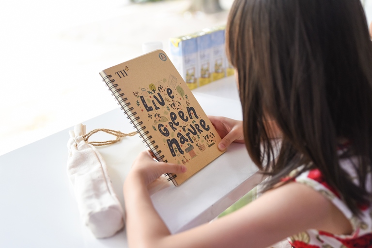 Người ti&amp;ecirc;u d&amp;ugrave;ng đang c&amp;ugrave;ng TH tạo n&amp;ecirc;n v&amp;ograve;ng tuần ho&amp;agrave;n cho vỏ hộp sữa khi thu gom th&amp;agrave;nh nguy&amp;ecirc;n liệu sản xuất ra sản phẩm t&amp;aacute;i chế th&amp;acirc;n thiện với m&amp;ocirc;i trường, an to&amp;agrave;n cho người sử dụng