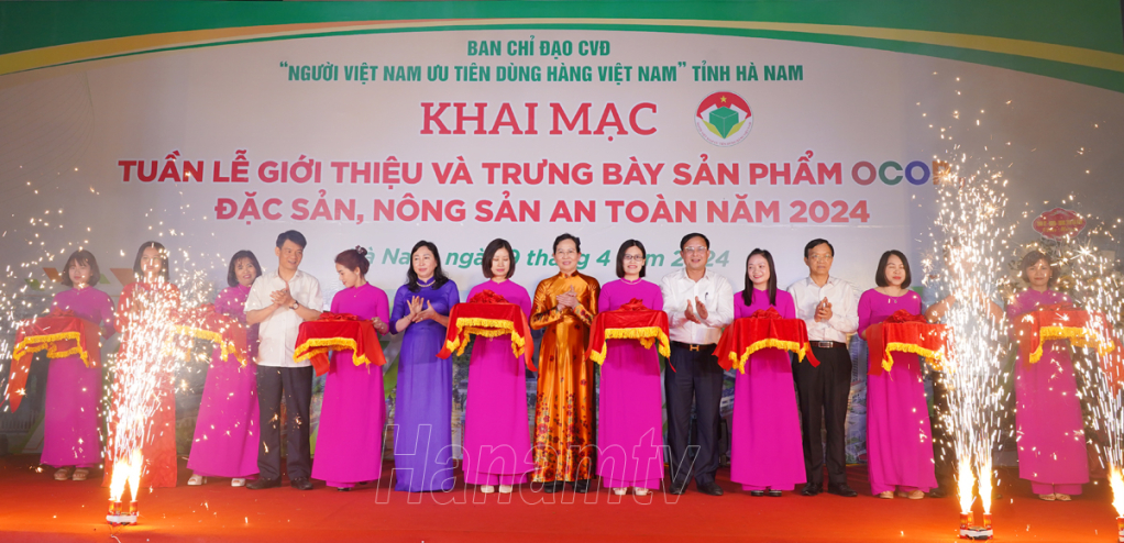 Ảnh minh họaC&amp;aacute;c đại biểu cắt băng khai mạc Tuần lễ giới thiệu v&amp;agrave; trưng b&amp;agrave;y sản phẩm OCOP; đặc sản, n&amp;ocirc;ng sản an to&amp;agrave;n tại tỉnh H&amp;agrave; Nam năm 2024