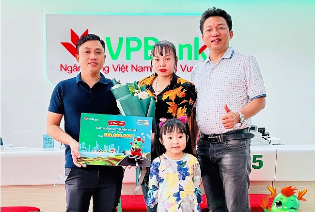 Kh&amp;aacute;ch h&amp;agrave;ng Nguyễn Thị Kim Yến nhận giải thưởng sổ tiết kiệm