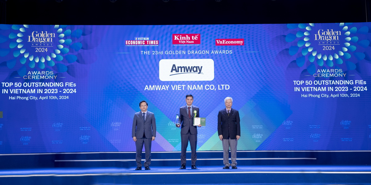 &amp;Ocirc;ng Nguyễn Phương Sơn - Gi&amp;aacute;m đốc Đối ngoại Amway Việt Nam nhận giải thưởng từ Ban tổ chức