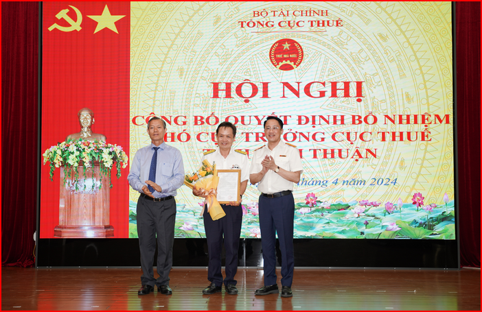 Ph&amp;oacute; Cục trưởng Cục thuế tỉnh B&amp;igrave;nh Thuận  Nguyễn Đức Ngọc (giữa)