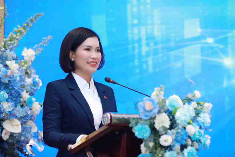 B&amp;agrave; B&amp;ugrave;i Thị Thanh Hương &amp;ndash; Chủ tịch HĐQT Ng&amp;acirc;n h&amp;agrave;ng TMCP Quốc D&amp;acirc;n chia sẻ với cổ đ&amp;ocirc;ng tại Đại hội