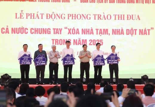 Thủ tướng Phạm Minh Ch&amp;iacute;nh v&amp;agrave; Chủ tịch Ủy ban Trung ương Mặt trận Tổ quốc Việt Nam Đỗ Văn Chiến trao kinh ph&amp;iacute; hỗ trợ từ Quỹ V&amp;igrave; người ngh&amp;egrave;o Trung ương cho 05 tỉnh T&amp;acirc;y Bắc gồm H&amp;ograve;a B&amp;igrave;nh, Lai Ch&amp;acirc;u, Sơn La, L&amp;agrave;o Cai, Y&amp;ecirc;n B&amp;aacute;i