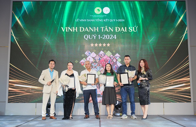trao tặng Bảng Vinh danh T&amp;acirc;n