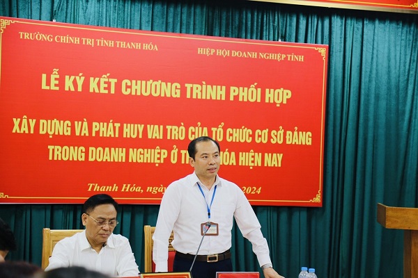 &amp;Ocirc;ng Lương Trọng Th&amp;agrave;nh, Tỉnh ủy vi&amp;ecirc;n, Hiệu trưởng Trường Ch&amp;iacute;nh trị tỉnh, ph&amp;aacute;t biểu tại buổi tọa đ&amp;agrave;m.