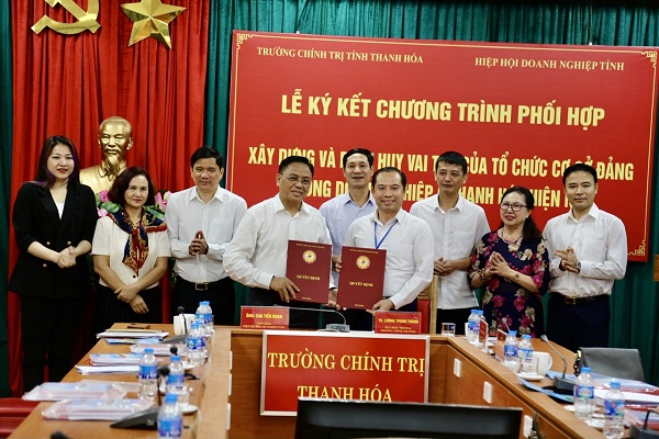 L&amp;atilde;nh đạo hai đơn vị k&amp;yacute; kết chương tr&amp;igrave;nh phối hợp