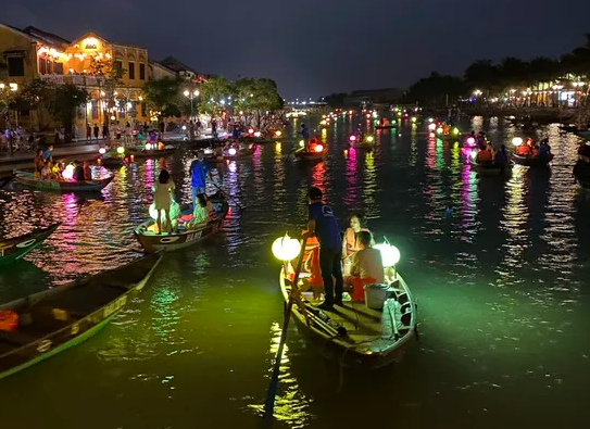 Những m&amp;ocirc; h&amp;igrave;nh kinh tế  ban đ&amp;ecirc;m cũng gi&amp;uacute;p B&amp;igrave;nh Thuận v&amp;agrave; T&amp;aacute;nh Linh ph&amp;aacute;t triển m&amp;ocirc; h&amp;igrave;nh dịch vụ thu h&amp;uacute;t kh&amp;aacute;ch du lịch