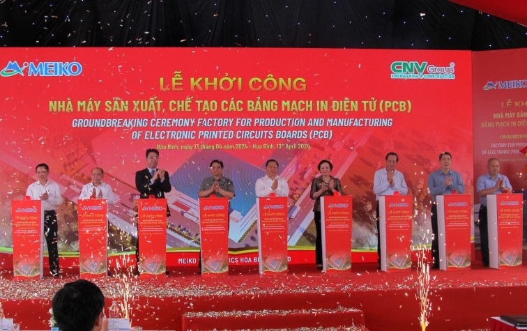 C&amp;aacute;c đồng ch&amp;iacute; l&amp;atilde;nh đạo Trung ương v&amp;agrave; tỉnh H&amp;ograve;a B&amp;igrave;nh, nh&amp;agrave; đầu tư bấm n&amp;uacute;t khởi c&amp;ocirc;ng Nh&amp;agrave; m&amp;aacute;y