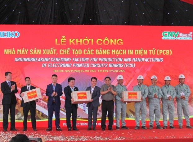 Thủ tướng Ch&amp;iacute;nh phủ Phạm Minh Ch&amp;iacute;nh tặng qu&amp;agrave; cho c&amp;ocirc;ng nh&amp;acirc;n lao động tại c&amp;ocirc;ng trường