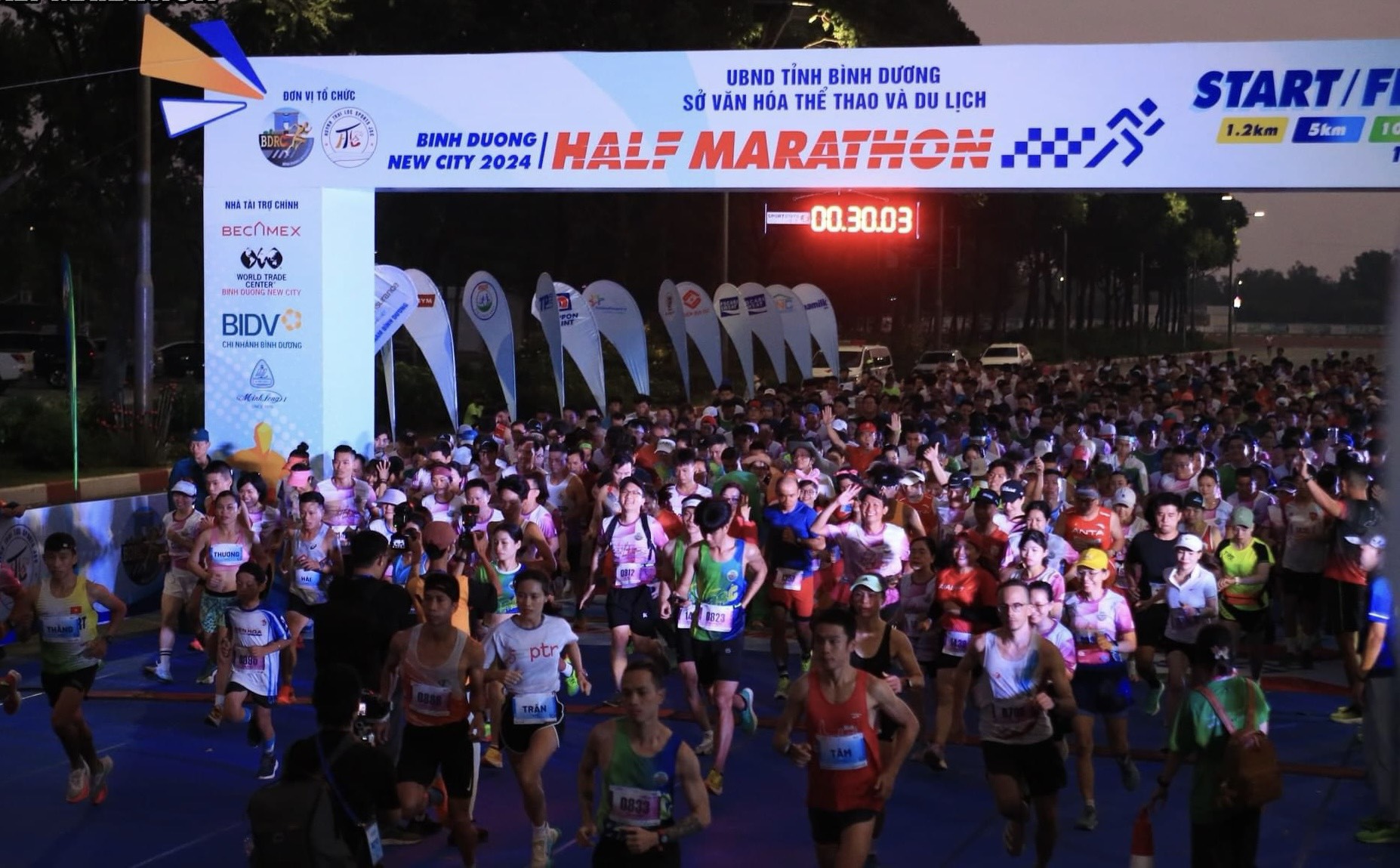 Hơn 3.500 VĐV tham gia tranh t&amp;agrave;i tại Giải Half Marathon Th&amp;agrave;nh phố mới B&amp;igrave;nh Dương năm 2024.