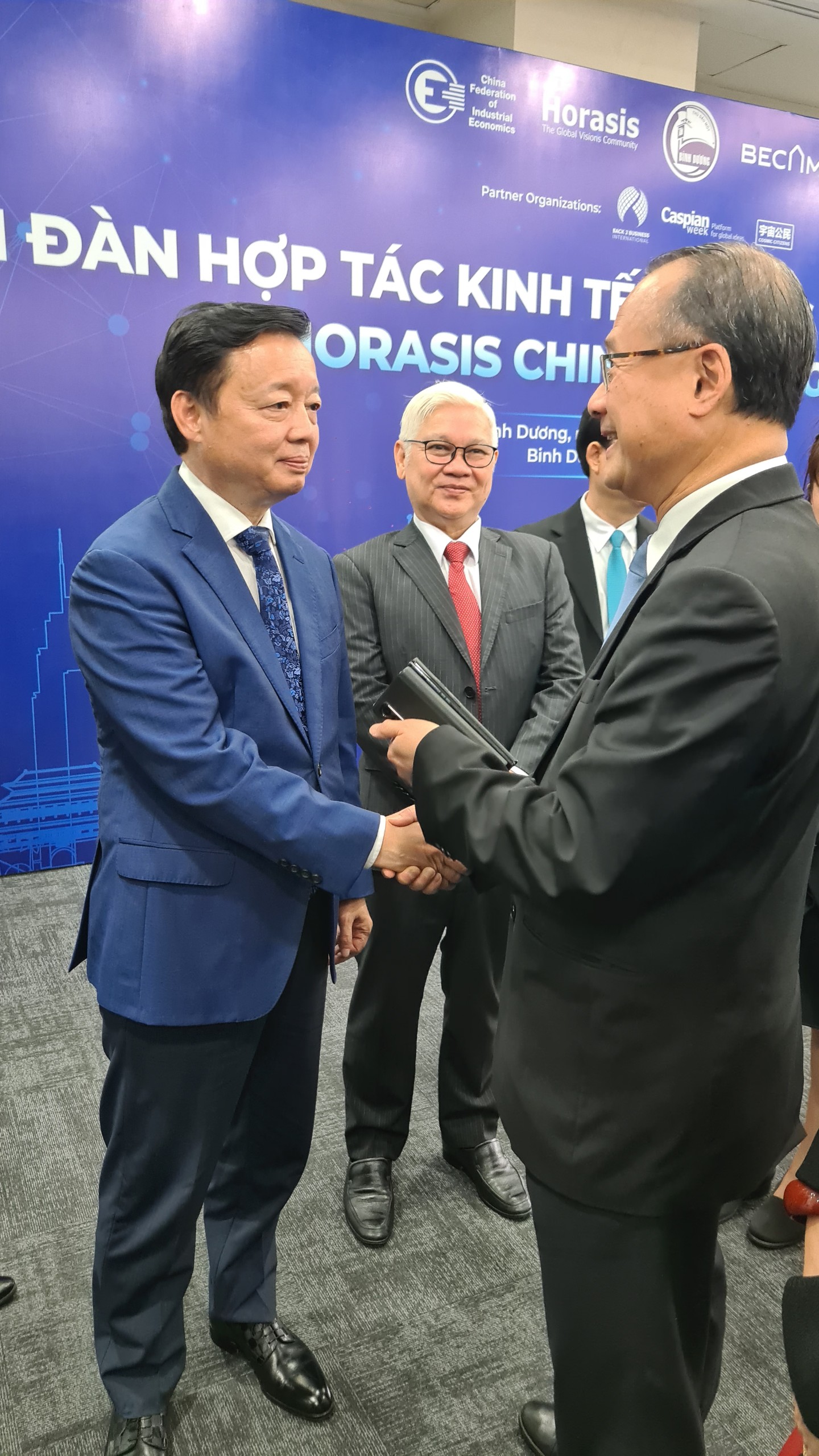 Ph&amp;oacute; Thủ tướng Trần Hồng H&amp;agrave; (b&amp;ecirc;n tr&amp;aacute;i) v&amp;agrave; TS. Jonathan Choi - Chủ tịch Tập đo&amp;agrave;n Sunwah (Hồng K&amp;ocirc;ng) (b&amp;ecirc;n phải)
