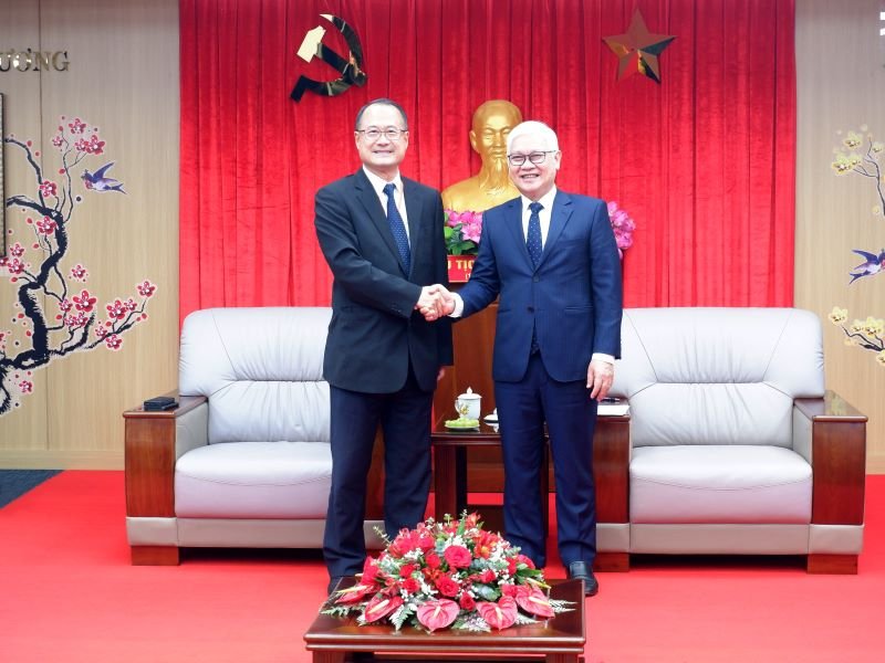 Tiến sĩ Jonathan Choi (tr&amp;aacute;i) v&amp;agrave; &amp;ocirc;ng Nguyễn Văn Lợi - Ủy vi&amp;ecirc;n Trung ương Đảng, B&amp;iacute; thư Tỉnh ủy tỉnh B&amp;igrave;nh Dương (phải)
